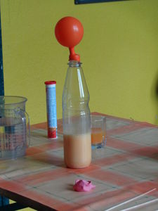 Bild vergr&ouml;&szlig;ern: Mit Hilfe einer Brausetablette einen Luftballonauf aufpusten