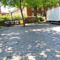 Bild vergr&ouml;&szlig;ern: Eingangsbereich Wochenmarkt. Hier wurde das vorhandene Kopfsteinpflaster aufgenommen, die abgerundete Oberfl&auml;che abges&auml;gt und wieder eingebaut. Diese Fl&auml;chen sind so auch wieder f&uuml;r Rollator- und Rollstuhlfahrer problemlos zu bew&auml;ltigen.