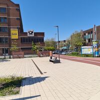 Bild vergr&ouml;&szlig;ern: Blick auf den Platz vom Bahnhof in Richtung Postgeb&auml;ude