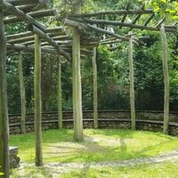 Bild vergr&ouml;&szlig;ern: Rundpergola mit Sitzstufen