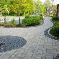 Bild vergr&ouml;&szlig;ern: Eingangsbereich Ziegeleistra&szlig;e. Fl&auml;chenbefestigung mit dem Naturstein nachempfundenen Betonsteinpflaster, Blaubasalt aus alten Best&auml;nden und Klinkerpflaster (Jemgumer Kohlebrand Klinker)