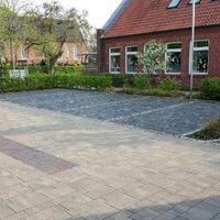 Bild vergr&ouml;&szlig;ern: Parkplatz Ziegeleistra&szlig;e mit Heckenpflanzung, bl&uuml;henden Obstb&auml;umen, Gr&auml;sern, Stauden und Bodendeckern.