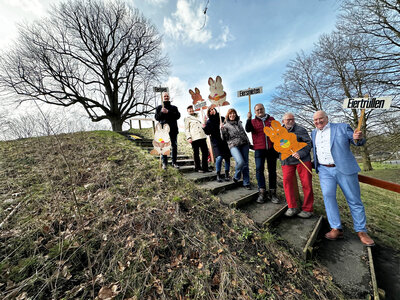 Bild vergr&ouml;&szlig;ern: Das Foto vom Plytenberg zeigt: (hinten von links): Oliver Freise, Anke Schlingmann, Daniela Akkermann, Gunda Winterboer, G&uuml;nter Podlich, Dr. Manfred P&uuml;hl (alle Heimatmuseum und Heimatverein) sowie B&uuml;rgermeister Claus-Peter Horst.