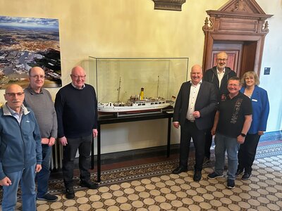 Bild vergr&ouml;&szlig;ern: Das Foto zeigt (von links): Gerhard Steenhusen, Werner Fischer, Michael Gr&uuml;nschluss, Claus-Peter Horst, Klaus Collrep, Walter Br&uuml;ckmann und Grit Fokken.