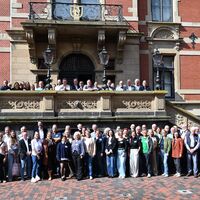 Die Teilnehmerinnen und Teilnehmer des Entwurfsverfassertages vor dem historischen Rathaus in Leer