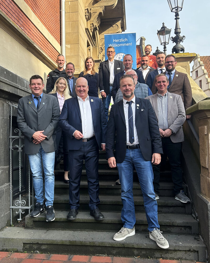 B&uuml;rgermeister Claus-Peter Horst, Mitarbeitende des st&auml;dtischen Ordnungsamts, Vertreter des Schaustellerverbandes und der Polizeiinspektion Leer-Emden anl&auml;sslich des Pressegespr&auml;chs Gallimarkt 2026