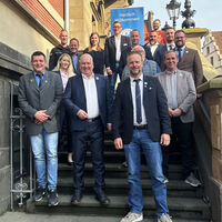 B&uuml;rgermeister Claus-Peter Horst, Mitarbeitende des st&auml;dtischen Ordnungsamts, Vertreter des Schaustellerverbandes und der Polizeiinspektion Leer-Emden anl&auml;sslich des Pressegespr&auml;chs Gallimarkt 2026